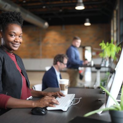 51海角内容主编坐在堆满公开资料打印稿的办公桌前逐条比对来源与原文表述的工作场景
