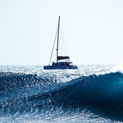 51海角来源核验编辑在双屏前对照多个公开页面标注来源类型与核对状态的工作画面